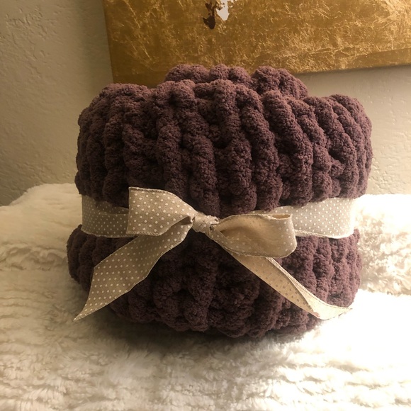 TAKING ORDERS NOW I make chunky blankets , small 65.00, med 85.00, large 145.00 - Picture 13 of 16